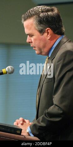 PAS DE FILM, PAS DE VIDÉO, PAS DE TV, PAS DE DOCUMENTAIRE - FLORIDA GOV. Jeb Bush prie silencieusement, après avoir appelé à un moment de prière pour Terri Schiavo, tout en faisant des remarques au 2e petit déjeuner hispanique annuel de prière au Séminaire théologique d'Asbury à Orlando, FL, USA, le mercredi 15 octobre 2003. Schiavo est la femme de 39 ans, gravement atteinte au cerveau, à Pinellas Park, en Floride, dont la cheminée d'alimentation sera retirée mercredi. Photo de Joe Burbank/Orlando Sentinel/KRT/ABACA Banque D'Images