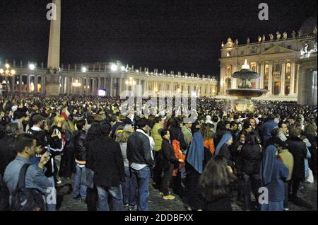 PAS DE FILM, PAS DE VIDÉO, PAS de télévision, PAS DE DOCUMENTAIRE - des foules se rassemblent sur la place Saint-Pierre à l'extérieur du Vatican à Rome, en Italie, le vendredi 1er avril 2005, en attendant des nouvelles de la santé défaillante du Pape Jean-Paul II dans son appartement du Vatican. Photo de Ken Dilanian/Philadelphia Inquirer/KRT/ABACA. Banque D'Images