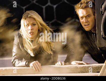 PAS DE FILM, PAS DE VIDÉO, PAS de télévision, PAS DE DOCUMENTAIRE - Scarlett Johansson et Ewan McGregor star dans 'The Island' le 21 avril 2005. Photo de Doug Hyun/Dreamworks/KRT/ABACA. Banque D'Images