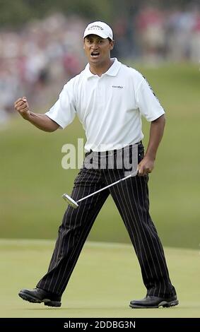 PAS DE FILM, PAS DE VIDÉO, PAS de TV, PAS DE DOCUMENTAIRE - Michael Campbell pompe son poing après avoir coulé un putt sur le 17ème vert pendant la dernière ronde de l'US Open 2005 à Pinehurst No. 2 à Pinehurst, Caroline du Nord, le 19 juin 2005. Photo de John D. Simmons/Charlotte observer/KRT/CAMELEON/ABACA Banque D'Images