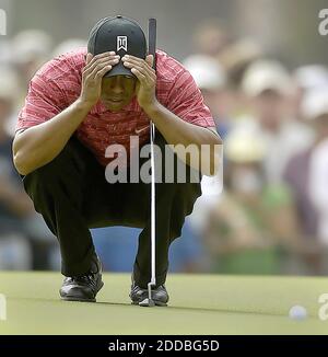 PAS DE FILM, PAS DE VIDÉO, PAS de TV, PAS DE DOCUMENTAIRE - Tiger Woods fait la queue d'un putt sur le 15ème vert pendant la partie finale de l'US Open 2005 à Pinehurst No. 2 à Pinehurst, Caroline du Nord, le 19 juin 2005. Photo de Patrick Schneider/Charlotte observer/KRT/CAMELEON/ABACA Banque D'Images