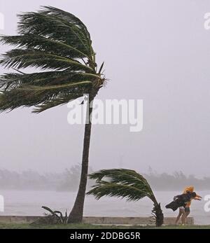 PAS DE FILM, PAS DE VIDÉO, PAS de TV, PAS DE DOCUMENTAIRE - Nancy Riosoco et Dina Thomison brave vent de pluie le long du rivage à Key West, Floride, après que l'oeil de l'ouragan Dennis est passé à l'ouest de la région le samedi 9 juillet 2005. Photo par Andrew Innerarity/KRT/ABACAPRESS.COM. Banque D'Images