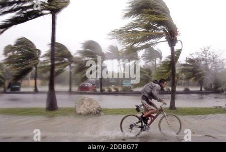 PAS DE FILM, PAS DE VIDÉO, PAS de télévision, PAS DE DOCUMENTAIRE - Jaime Trujillo fait son vélo dans le vent lors de ce voyage pour "vérifier la jetée" sur une plage à Key West, Floride, après que l'ouragan Dennis est passé à l'ouest de Key West le samedi 9 juillet 2005. Photo par Andrew Innerarity/KRT/ABACAPRESS.COM. Banque D'Images