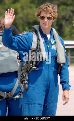 PAS DE FILM, PAS DE VIDÉO, PAS de TV, PAS DE DOCUMENTAIRE - le commandant de la découverte de la navette spatiale Eileen Collins arrive au Kennedy Space Center à Cape Canaveral, Floride, de Houston, Texas, le 22 juillet 2005. La NASA reprendra le compte à rebours samedi pour le lancement de la navette Discovery. Photo de Red Huber/Orlando Sentinel/KRT/ABACAPRESS.COM Banque D'Images