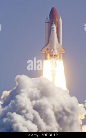 PAS DE FILM, PAS DE VIDÉO, PAS de télévision, PAS DE DOCUMENTAIRE - vu d'une position à huit miles au sud de Launch Pad 39B, navette spatiale Discovery remonte, mardi, 26 juillet 2005, au Kennedy Space Center à Cape Canaveral, Floride. Photo de Bobby Coker/Orlando Sentinel/KRT/ABACAPRESS.COM Banque D'Images