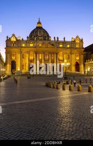 Façade illuminée de la basilique Saint-Pierre et de la place Saint-Pierre au crépuscule, Cité du Vatican, Rome, Italie Banque D'Images