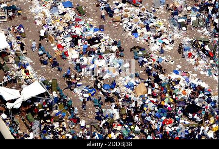 PAS DE FILM, PAS DE VIDÉO, PAS de télévision, PAS DE DOCUMENTAIRE - des gens et des détritus se trouvent entassés dans la région près du Superdome de la Nouvelle-Orléans en Louisiane, alors que les réfugiés de l'ouragan Katrina attendent d'être sortis de la région le samedi 3 septembre 2005. Photo de Nuri Vallbona/Miami Herald/KRT/ABACAPRESS.COM. Banque D'Images