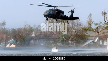PAS DE FILM, PAS DE VIDÉO, PAS de télévision, PAS DE DOCUMENTAIRE - UN hélicoptère Blackhawk dépose des sacs de sable pour tenter de réparer une culasse dans un lévee sur le canal de la 17e rue à la Nouvelle-Orléans, Louisiane, États-Unis, le vendredi 2 septembre 2005. Le propriétaire du restaurant dit qu'il quittera la Nouvelle-Orléans après avoir assisté à la destruction causée par l'ouragan Katrina. Photo de Travis Heying/Wichita Eagle/KRT/ABACAPRESS.COM Banque D'Images