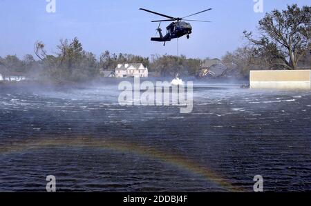 PAS DE FILM, PAS DE VIDÉO, PAS de télévision, PAS DE DOCUMENTAIRE - UN hélicoptère Blackhawk dépose des sacs de sable pour tenter de réparer une culasse dans un lévee sur le canal de la 17e rue à la Nouvelle-Orléans, Louisiane, États-Unis, le vendredi 2 septembre 2005. Le propriétaire du restaurant dit qu'il quittera la Nouvelle-Orléans après avoir assisté à la destruction causée par l'ouragan Katrina. Photo de Travis Heying/Wichita Eagle/KRT/ABACAPRESS.COM Banque D'Images