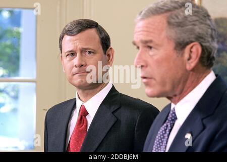 PAS DE FILM, PAS DE VIDÉO, PAS de télévision, PAS DE DOCUMENTAIRE - le président George W. Bush annonce la nomination de John Roberts au poste de chef de la justice de la Cour suprême lors d'une déclaration dans le Bureau ovale, à Washington, DC, Etats-Unis, le 5 septembre 2005. Photo de Chuck Kennedy/KRT/ABACAPRES.COM Banque D'Images