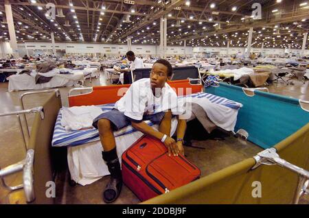 PAS DE FILM, PAS DE VIDÉO, PAS de TV, PAS DE DOCUMENTAIRE - Daniel Gomez, 18 ans, de la Nouvelle-Orléans, empoche pour quitter le reliant Center, un refuge pour les survivants de l'ouragan Katrina près de l'Astrodome à Houston, Texas, le vendredi 9 septembre 2005. Gomez a été séparé de sa famille depuis l'évacuation, mais est sur le point de vivre avec des parents à Dallas. Photo de Jim Macmillan/Philadelphia Daily News/KRT/ABACAPRESS.COM Banque D'Images