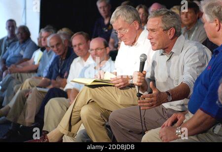 PAS DE FILM, PAS DE VIDÉO, PAS de télévision, PAS DE DOCUMENTAIRE - le président Bush, deuxième à droite, est flanqué de Mississippi Gov. Haley Barbour, de droite, et Jim Barksdale, président de la Commission du Gouverneur pour le rétablissement, la reconstruction et le renouveau, lors d'une réunion avec les chefs d'entreprise et les représentants locaux de la côte du golfe à Gulfport, Mississippi, le mardi 20 septembre 2005. C'était la cinquième visite de Bush dans la région de la côte du Golfe pour étudier les mammifères de l'ouragan Katrina. Photo de David Purdy/Biloxi Sun Herald/KRT/ABACAPRESS.COM Banque D'Images