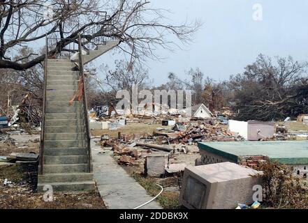 PAS DE FILM, PAS DE VIDÉO, PAS de télévision, PAS DE DOCUMENTAIRE - des pas ne mènent nulle part dans une maison sur Howard Drive à Biloxi, Mississippi après que l'ouragan Katrina a fait son bilan dans la région. De nombreuses maisons ont complètement disparu, laissant des rappels tragiques d'un temps plus heureux. Photo de Tim Isbell/Biloxi Sun Herald/KRT/ABACAPRESS.COM Banque D'Images