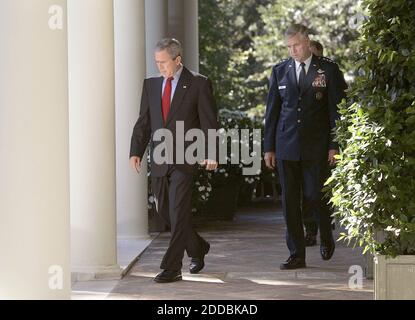 PAS DE FILM, PAS DE VIDÉO, PAS de télévision, PAS DE DOCUMENTAIRE - le président George W. Bush est suivi du général Richard Myers, président des chefs d'état-major interarmées, alors qu'il se rend à la Rose Garden à la Maison Blanche le mercredi 28 septembre 2005, Faire une déclaration sur le terrorisme et la guerre en Irak. Photo de Chuck Kennedy/KRT/ABACAPRESS.COM Banque D'Images