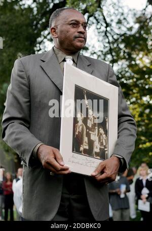 PAS DE FILM, PAS DE VIDÉO, PAS de TV, PAS DE DOCUMENTAIRE - Tommie Smith, sprinteuse de la médaille d'or olympique de 1968, tient la célèbre photo de lui-même des Jeux Olympiques de 1968 lors de la cérémonie de dévoilement de la statue à l'Université d'État de San Jose à San Jose, Californie, États-Unis, le 17 octobre 2005. L'université a été dévoilée à la statue en hommage à la protestation des Sprinters de l'État de San José Tommie Smith et John Carlos lors de la cérémonie de remise des médailles. Photo de Jim Gensheimer/San Jose Mercury News/KRT/Cameleon/ABACAPRESS.COM Banque D'Images