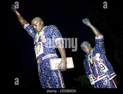 PAS DE FILM, PAS DE VIDÉO, PAS de télévision, PAS DE DOCUMENTAIRE - la sculpture commémorant les Jeux Olympiques de Mexico 1968 la manifestation de puissance noire par Tommie Smith et John Carlos lors de la cérémonie de la médaille olympique du Mexique 1968 sera dévoilée à San Jose, Californie, États-Unis, le 17 octobre 2005. Photo de Jim Gensheimer/San Jose Mercury News/KRT/Cameleon/ABACAPRESS.COM Banque D'Images