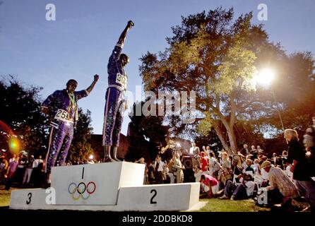 PAS DE FILM, PAS DE VIDÉO, PAS de télévision, PAS DE DOCUMENTAIRE - la sculpture commémorant les Jeux Olympiques de Mexico 1968 la manifestation de puissance noire par Tommie Smith et John Carlos lors de la cérémonie de la médaille olympique du Mexique 1968 sera dévoilée à San Jose, Californie, États-Unis, le 17 octobre 2005. Photo de Dai Sugano/San Jose Mercury News/KRT/Cameleon/ABACAPRESS.COM Banque D'Images