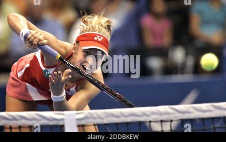 PAS DE FILM, PAS DE VIDÉO, PAS de TV, PAS DE DOCUMENTAIRE - Elena Dementieva en Russie en action défaite par la France Amelie Mauresmo 7-5, 2-6, 7-5 dans les finales du Championnat Adventa à Villanova, Pennsylvanie, USA, le 6 novembre 2005. Photo de Vicki Valerio/Philadelphia Inquirer/KRT/Cameleon/ABACAPRESS.COM Banque D'Images