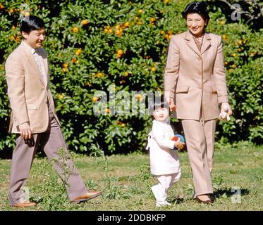 PAS DE FILM, PAS DE VIDÉO, PAS de télévision, PAS DE DOCUMENTAIRE - le prince Naruhito et la princesse Masako du Japon marchent avec leur fille, la princesse Aiko, à Tokyo, au Japon, le 2003 novembre. La princesse Masako a dû faire face à des pressions pour produire un héritier mâle du trône de Chrysanthemum menaçant une monarcy héréditaire qui remonte à 125 générations, le 20 février 2004. Photo par Imperial Household Agency/KRT/ABACAPRESS.COM Banque D'Images