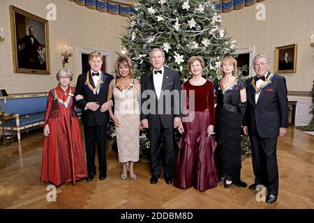 PAS DE FILM, PAS DE VIDÉO, PAS de TV, PAS DE DOCUMENTAIRE - le président George W. Bush et la première dame Laura Bush posent avec les lauréats du Kennedy Center, de gauche à droite, l'actrice Julie Harris, l'acteur Robert Redford, la chanteuse Tina Turner, la danseuse de ballet Suzanne Farrell et la chanteuse Tony Bennett, dimanche 4 décembre 2005, Lors de la réception dans la salle bleue à la Maison Blanche, Washington, DC. Photo d'Eric Draper/The White House/KRT/ABACAPRESS.COM Banque D'Images