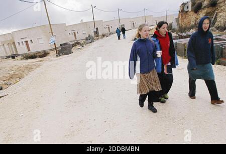 PAS DE FILM, PAS DE VIDÉO, PAS de TV, PAS DE DOCUMENTAIRE - Isarelis marcher dans une rue dans la petite colonie israélienne d'Amona en Cisjordanie. À la fin de janvier 2006, les forces israéliennes prévoient de balayer cette colonie illégale aride sur une colline et de démolir les neuf maisons. Après avoir regardé leurs compatriotes israéliens dans la bande de Gaza se retirer de leurs maisons l'été dernier, les colons israéliens d'Amona se vantent de mener une plus grande lutte pour la terre. Photo de Pierre Terdjman/Flash 90/KRTABACAPRESS.COM Banque D'Images