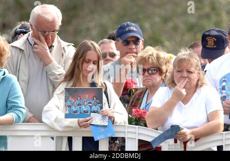 PAS DE FILM, PAS DE VIDÉO, PAS de télévision, PAS DE DOCUMENTAIRE - Tanya dans le sud du centre, tient une photo de l'équipage de la navette Challenger, le samedi 28 janvier 2006, lors d'un service commémoratif public au complexe des visiteurs du Kennedy Space Center, marquant ainsi le 20e anniversaire de la catastrophe de la navette Challenger. La Fondation commémorative des astronautes a organisé une cérémonie en l'honneur de l'équipage du Challenger STS 51L et de tous les astronautes qui ont sacrifié leur vie à l'occasion du 20e anniversaire de l'accident Challenger. Photo de Red Huber/Orlando Sentinel/KRT/ABACAPRESS.COM Banque D'Images