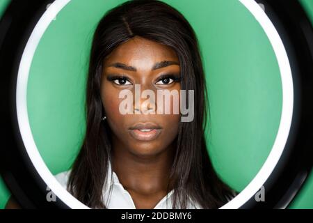 Portrait de la jeune femme sur fond vert Banque D'Images