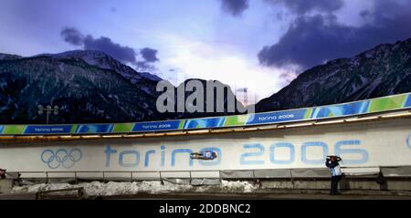 PAS DE FILM, PAS DE VIDÉO, PAS de TV, PAS DE DOCUMENTAIRE - Johnathan Myles des Etats-Unis glisse sur la piste pendant les courses d'entraînement à Cesana Pariol en préparation pour les Jeux Olympiques d'hiver de 2006 en Italie, mercredi 8 2006 février. (Joe Rimkus Jr./ Miami Herald/KRT/CAMELEON/ABACAPRESS.COM Banque D'Images