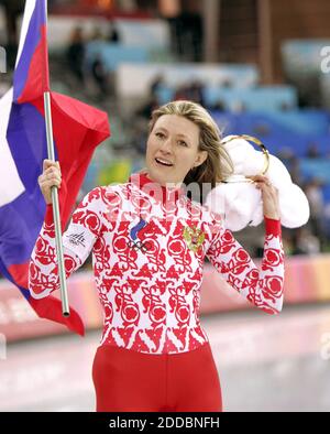 PAS DE FILM, PAS DE VIDÉO, PAS de TV, PAS DE DOCUMENTAIRE - Svetlana Zhurova en Russie célèbre sa victoire de la médaille d'or dans la finale de patinage de vitesse sur piste longue de 500 m féminin le 14 février 2006, aux Jeux Olympiques d'hiver 2006 à Turin, Italie. Photo de Gary Reyes/San Jose Mercury News/KRT/Cameleon/ABACAPRESS.COM Banque D'Images