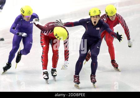 PAS DE FILM, PAS DE VIDÉO, PAS de TV, PAS DE DOCUMENTAIRE - le patineur américain Apolo Anton Ohno célèbre qu'il franchit la ligne d'arrivée pour gagner la course de patinage de vitesse sur piste courte pour hommes de 500 millions de finales pendant les Jeux Olympiques d'hiver de 2006 le 25 février 2006, à Turin, Italie. Ohno de fuite est (gauche-droite) Hyun-Soo Ahn de Corée, François-Louis Tremblay du Canada et Eric Bedard du Canada. Photo de Barbara L. Johnston/Philadelphia Inquirer/KRT/Cameleon/ABACAPRESS.COM. Banque D'Images