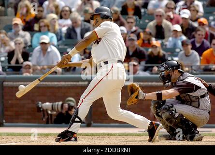 PAS DE FILM, PAS DE VIDÉO, PAS de TV, PAS DE DOCUMENTAIRE - Moises Alou de San Francisco Giants se connecte pour une sortie à domicile contre les Arizona Diamondbacks dans le neuvième repas. Les Giants ont battu les Diamondbacks 3-2, au PARC AT&T de San Francisco, Californie, le samedi 29 avril 2006. Photo de Jose Carlos Fajardo/Contra Costa Times/KRT/Cameleon/ABACAPRESS.COM Banque D'Images