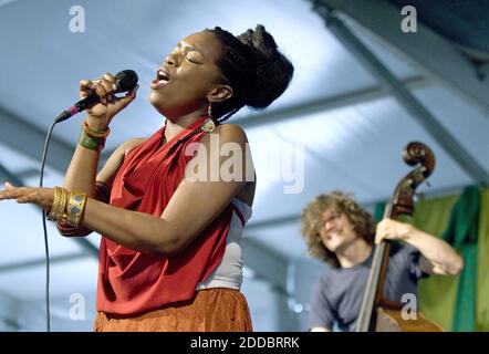 PAS DE FILM, PAS DE VIDÉO, PAS de télévision, PAS DE DOCUMENTAIRE - Jhelisa rend hommage à Nina Simone lors de la deuxième journée du Festival du Jazz et du Patrimoine de la Nouvelle-Orléans à la Nouvelle-Orléans, LA, Etats-Unis, le 29 avril 2006. Photo de Pete Souza/Chicago Tribune/KRT/ABACAPRESS.COM Banque D'Images