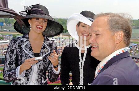 PAS DE FILM, PAS DE VIDÉO, PAS de TV, PAS DE DOCUMENTAIRE - Miss America Jennifer Berry, à gauche, rejoint l'ancienne Miss Amérique Heather French Henry et son mari, l'ancien Kentucky Lt. Gov. Steve Henry, le jour de la course du Kentucky Derby à Churchill Downs à Louisville, Kentucky, USA, le 6 mai 2006. Photo de David Perry/Lexington Herald-leader/KRT/Cameleon/ABACAPRESS.COM Banque D'Images