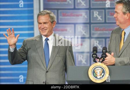 PAS DE FILM, PAS DE VIDÉO, PAS de télévision, PAS DE DOCUMENTAIRE - le président George W. Bush accueille une foule avec son frère, Gov. Jeb Bush, à droite, au pavillon King's point dans la communauté de retraite de Sun City Centre, en Floride, le mardi 9 mai 2006. Photo de Tiffany Tompkins-Condie/Bradenton Herald/KRT/ABACAPRESS.COM Banque D'Images