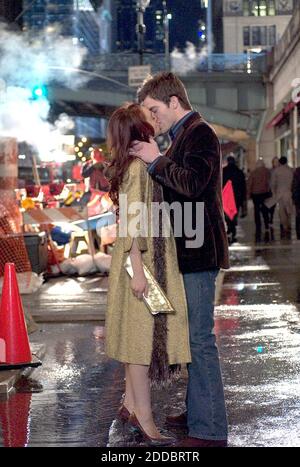 PAS DE FILM, PAS DE VIDÉO, PAS de TV, PAS DE DOCUMENTAIRE - Ashley (Lindsay Lohan), à gauche, et Jake (Chris Pine) trouvent l'amour - et les extrêmes de fortune - à New York dans le film de Fox du XXe siècle "juste ma chance". PHOTO PAR KRT/ABACAPRESS.COM Banque D'Images