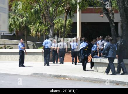 PAS DE FILM, PAS DE VIDÉO, PAS de télévision, PAS DE DOCUMENTAIRE - cette photographie des policiers de Miami devant leur station à Miami, FL, le 23 juin 2006, Publié par le FBI est à partir d'images trouvées parmi les possessions de sept personnes accusées de menacer de détruire des bâtiments gouvernementaux dans le sud de la Floride et la Sears Tower à Chicago, Illinois. Photo par FBI/KRT/ABACAPRESS.COM Banque D'Images