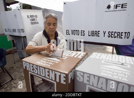 PAS DE FILM, PAS DE VIDÉO, PAS de télévision, PAS DE DOCUMENTAIRE - UNE femme mexicaine âgée lance son bulletin de vote pour la présidence dans un bureau de vote à San Salvador Atenco, Mexique, dimanche 2 juillet 2006. Les voisins d'Atenco à San Salvador ont été battus et de nombreuses femmes ont été violées par la police le 4 mai 2006. Les citoyens d'Atenco sont devenus célèbres après avoir sabordé les plans de construction d'un nouvel aéroport. Photo de Heriberto Rodriguez/MCT/ABACAPRESS.COM Banque D'Images