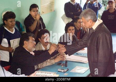 PAS DE FILM, PAS DE VIDÉO, PAS de télévision, PAS DE DOCUMENTAIRE - les représentants des sondages colorent le doigt du candidat présidentiel mexicain Andres Manuel Lopez Obrador, du Parti de la Révolution démocratique (PRD), après avoir voté dans un bureau de vote à Mexico, Mexique, dimanche 2 juillet 2006. Photo de Heriberto Rodriguez/MCT/ABACAPRESS.COM Banque D'Images