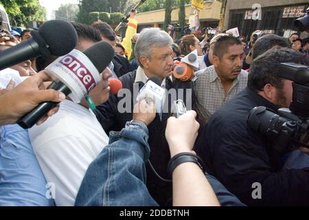 PAS DE FILM, PAS DE VIDÉO, PAS de télévision, PAS DE DOCUMENTAIRE - le candidat présidentiel mexicain Andres Manuel Lopez Obrador, du Parti de la Révolution démocratique (PRD), rentre chez lui après avoir fait son vote dans un bureau de vote à Mexico, Mexique, le dimanche 2 juillet 2006. Photo de Heriberto Rodriguez/MCT/ABACAPRESS.COM Banque D'Images