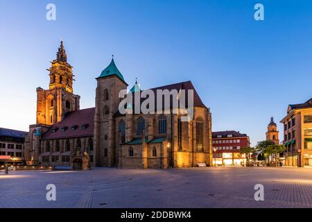 Allemagne, Bade-Wurtemberg, Heilbronn, place vide devant l'église Saint-Kilians au crépuscule Banque D'Images