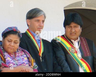 PAS DE FILM, PAS DE VIDÉO, PAS de TV, PAS DE DOCUMENTAIRE - l'activiste guatémaltèque et lauréat du prix Nobel de la paix Rigoberta Menchu (à gauche), le vice-président bolivien Alvaro Garcia Linera (au centre) et le président bolivien Evo Morales assistent à une cérémonie à sucre, en Bolivie, en installant une assemblée constituante qui rérédigera la constitution bolivienne, le dimanche 6 août 2006. Photo de Jack Chang/MCT/ABACAPRESS.COM Banque D'Images