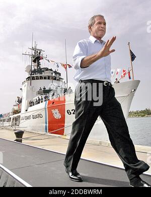 PAS DE FILM, PAS DE VIDÉO, PAS de télévision, PAS DE DOCUMENTAIRE - le président George W. Bush passe devant l'USCGC Valiant en route pour faire des remarques sur l'économie à la station de la Garde côtière américaine sur MacArthur Causeway à Miami Beach, FL, USA, le 31 juillet 2006. Photo de John VanBeekum/Miami Herald/MCT/ABACAPRESS.COM Banque D'Images