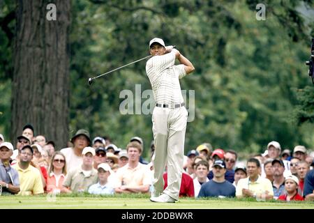 PAS DE FILM, PAS DE VIDÉO, PAS de TV, PAS DE DOCUMENTAIRE - le Tiger Woods des États-Unis arrive sur le quatrième tee lors du troisième tour du 88e championnat PGA au Medinah Country Club à Medinah, Illinois, USA, le 19 août 2006. Photo de Nuccio DiNuzzo/Chicago Tribune/MCT/Cameleon/ABACAPRESS.COM Banque D'Images