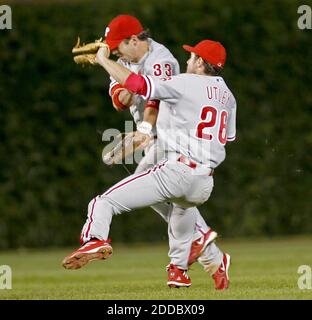 PAS DE FILM, PAS DE VIDÉO, PAS de TV, PAS DE DOCUMENTAIRE - le fianteur droit de Philadelphie Aaron Rowand et le second basseman Chase Utley (26) se sont heurtés à un ballon de mouche frappé par Chicago Cubs John Mabry pendant le huitième repas au Wrigley Field à Chicago, Illinois, États-Unis, le 21 août 2006. Photo de Nuccio DiNuzzo/Chicago Tribune/MCT/Cameleon/ABACAPRESS.COM Banque D'Images