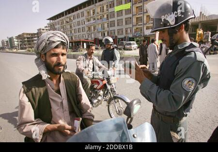 PAS DE FILM, PAS DE VIDÉO, PAS de télévision, PAS DE DOCUMENTAIRE - les policiers de Kaboul arrêtent les automobilistes pour vérifier leur permis de conduire dans la capitale afghane le lundi 28 août 2006. Le peuple afghan de Kaboul vit quotidiennement malgré la violence accrue de l'année passée dans tout le pays. Il y a cinq ans, les États-Unis ont tiré leurs premiers coups de feu lors de la guerre contre le terrorisme en Afghanistan après 9/11, en expulsant al-Qaida et en renversant le régime taliban qui a accueilli le groupe d'Oussama ben Laden. Les tendances en Afghanistan semblent refléter la guerre mondiale contre le terrorisme une demi-décennie après les attaques du 11 septembre 2001 contre New York et Banque D'Images