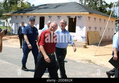 PAS DE FILM, PAS DE VIDÉO, PAS de TV, PAS DE DOCUMENTAIRE - l'amiral de la Garde côtière américaine Tsd Allen, Biloxi Mayor A.J. Holloway et le président George W. Bush visitent une maison en construction à l'angle de la rue Dorries et de la rue Shell à Biloxi, Mississippi, le lundi 28 août 2006. Lors de sa visite sur la côte du golfe de Mississppi, le président a parlé avec des aviateurs de la base aérienne de Keesler, visité un quartier Biloxi endommagé par Katrina et rencontré les dirigeants de la côte du golfe du Mississippi lors d'un déjeuner à Biloxi. Photo de David Purdy/Biloxi Sun Herald/MCT/ABACAPRESS.COM Banque D'Images