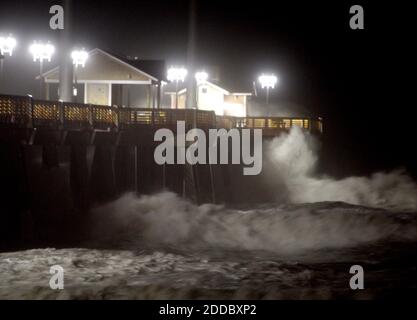 PAS DE FILM, PAS DE VIDÉO, PAS de TV, PAS DE DOCUMENTAIRE - High Waves from Hurricane Irene Batter les pylônes de la recenlty ont reconstruit Jennette's Pier à Nags Head, NC, USA le 27 août 2011. Photo de Shawn Rocco/Raleigh News & observer/MCT/ABACAPRESS.COM Banque D'Images