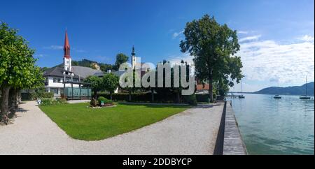 Autriche, haute-Autriche, Attersee am Attersee, Panorama de la promenade du bord du lac en été avec église en arrière-plan Banque D'Images