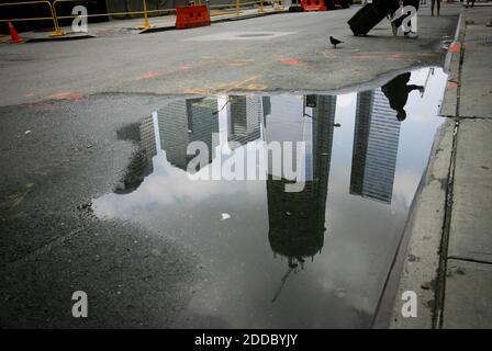 PAS DE FILM, PAS DE VIDÉO, PAS de TV, PAS DE DOCUMENTAIRE - la vue de Greenwich Street au nord de Ground Zero se reflète dans une flaque, de gauche, bâtiments du World Financial Center, Goldman Sachs, sous-construction 1 WTC et 7 WTC, 7 août 2011. Photo de Ari Mintz/MCT/ABACAPRESS.COM Banque D'Images