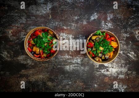 Deux bols d'aubergines grillées et de poivrons avec persil Banque D'Images